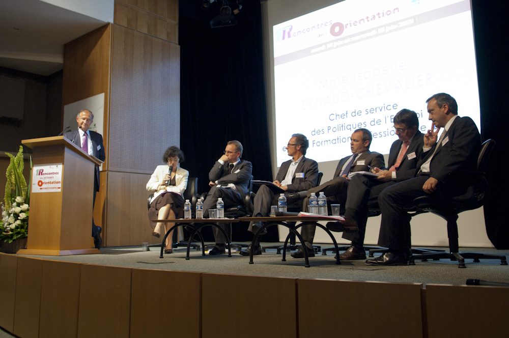 De G à D: Jean-Philippe Cépède (Centre Inffo) ; Isabelle Eynaud-Chevalier (DGEFP) ; Jean-Marc Huart (DGESCO) ; Francis Da Costa (CPNFP) ; François Falise (Fédération Bâtiment) ; Armel Guillet (Fongecif Ile-de-France) ; Bruno Lucas (Pôle emploi) [Cliquer pour agrandir l'image]