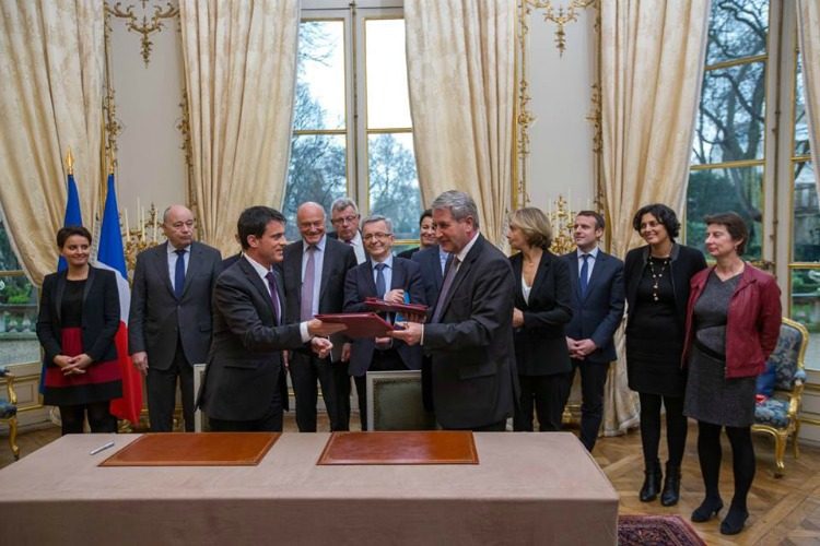Signature de l'accord pour une plateforme Etat-Régions à Matignon