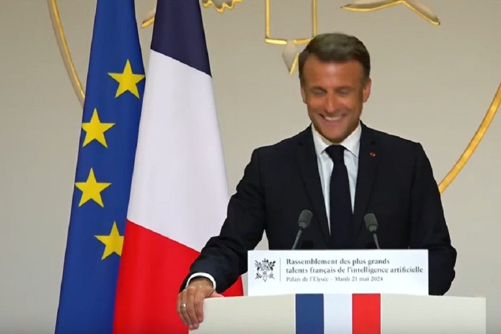 Copie d'écran d'Emmanuel Macron réunissant à l’Élysée les "plus grands talents français de l'IA" (Paris, 22 mai 2024)