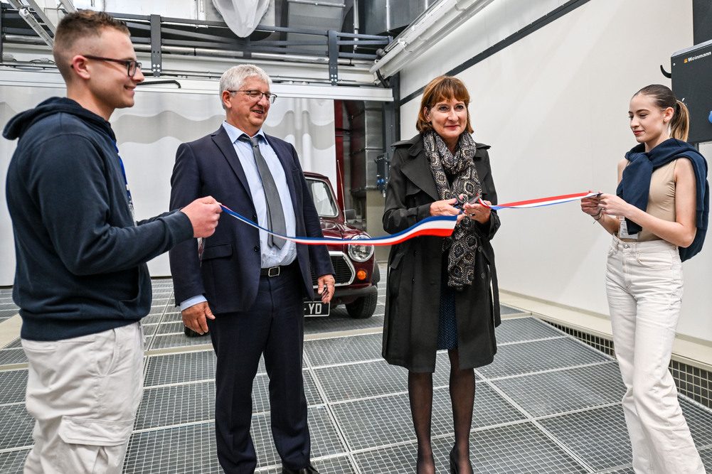 Inauguration de l’École de carrosserie du Hainaut, le 14 mai 2024. Le ruban est coupé par Bernard Briand (proviseur du lycée du Hainaut) et Valérie Cabuil (rectrice de la région académique Hauts-de-France).