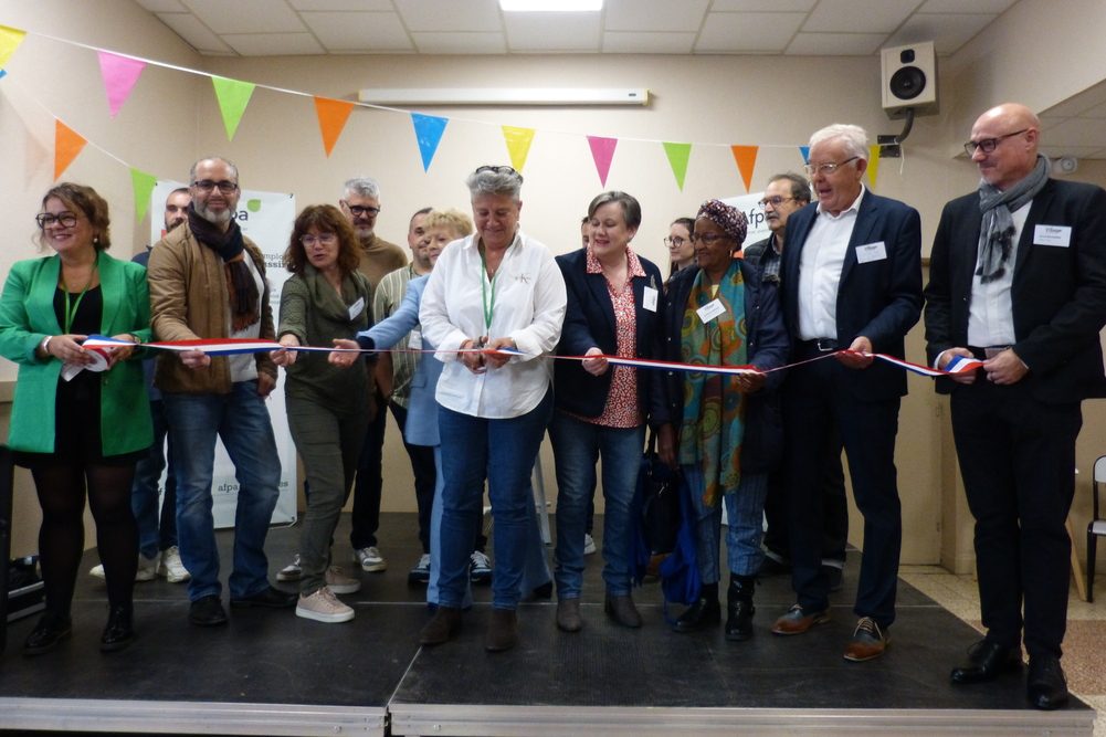 Le 26 septembre 2024, le centre Afpa de Montceau-les-Mines inaugure le premier Village des solutions de la région. Marianne Gonot, directrice du centre Afpa, coupe le ruban.