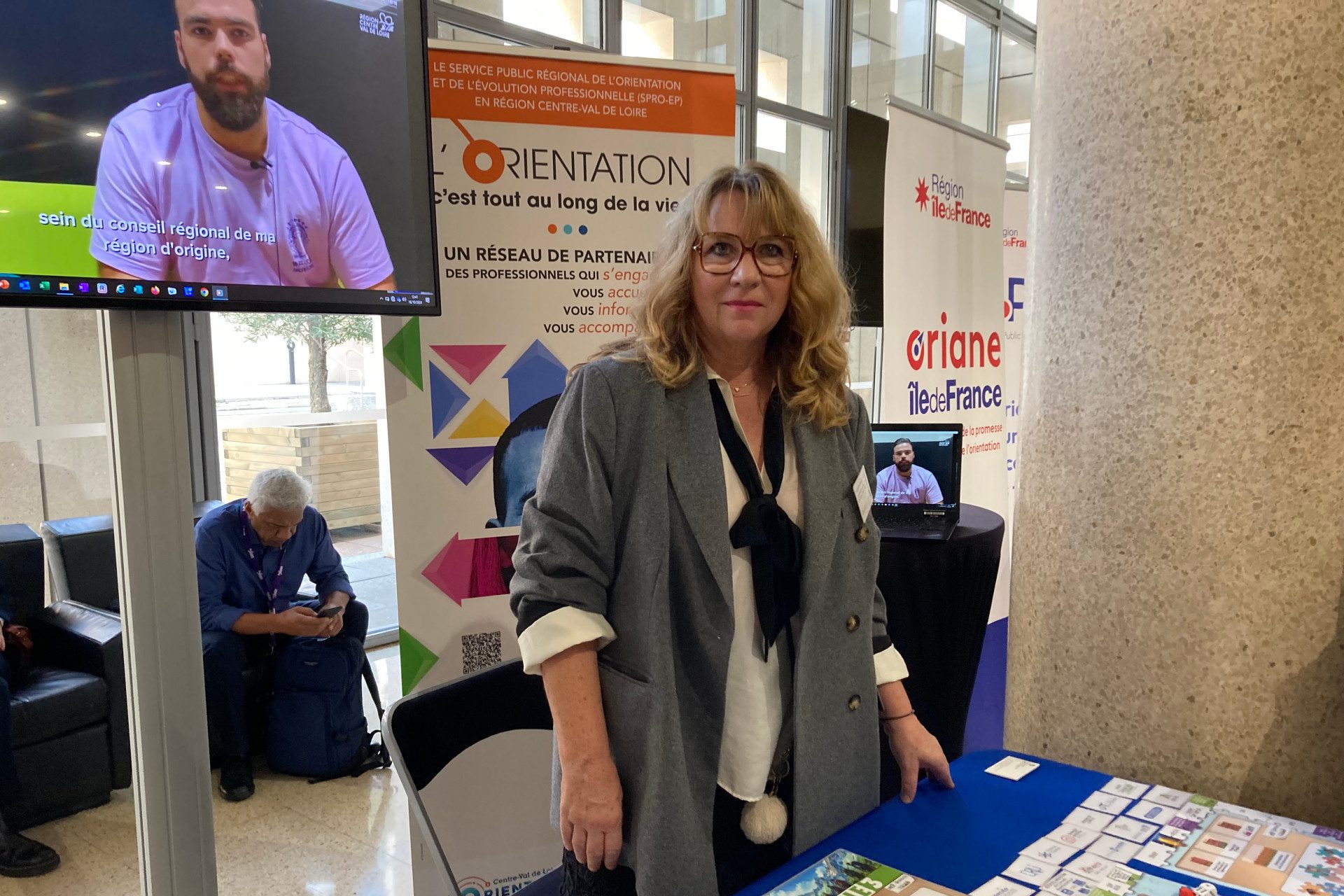 Photo prise le 16 octobre à Marseille, en marge des 3e rencontres de l'orientation inter-régions organisée par Régions de France : Anne Massip-Zillhardt, chargée de mission animation et coordination du SPRO/Décrochage scolaire à la Région Centre-Val de Loire, présente une nouvelle action de professionnalisation ludo-pédagogique.