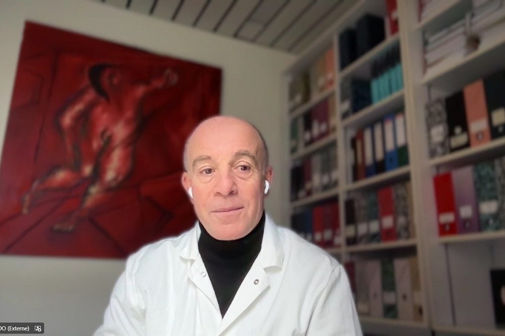 Copie d'écran de Pierre-Marie Lledo, neuroscientifique, directeur du département des neurosciences et du laboratoire « Perception et Action » à l’Institut Pasteur et du laboratoire « Gène et Cognition » au CNRS, le 17 décembre 2024 lors de la 2e édition du Carrefour de l'IA organisé par Comundi.