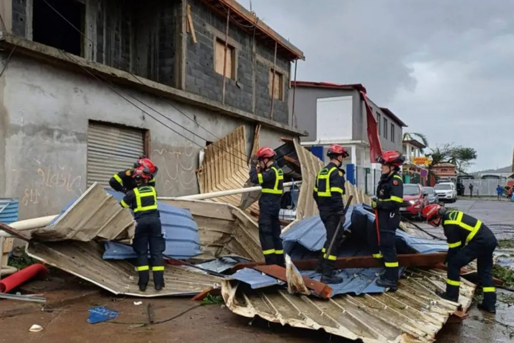 Des secouristes à Mayotte après le passage du cyclone Chido.