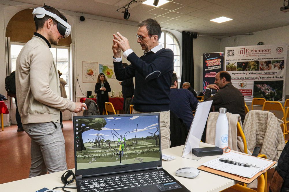 Le studio Nyx présente le sécateur virtuel Ampelos, à l'institut de formation de Richemont (Charente), le 13 février 2025.